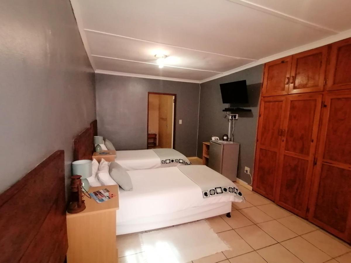 Obelix Guesthouse Luderitz ภายนอก รูปภาพ