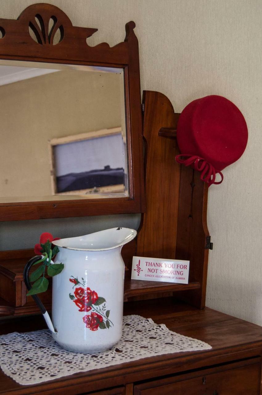 Obelix Guesthouse Luderitz ภายนอก รูปภาพ